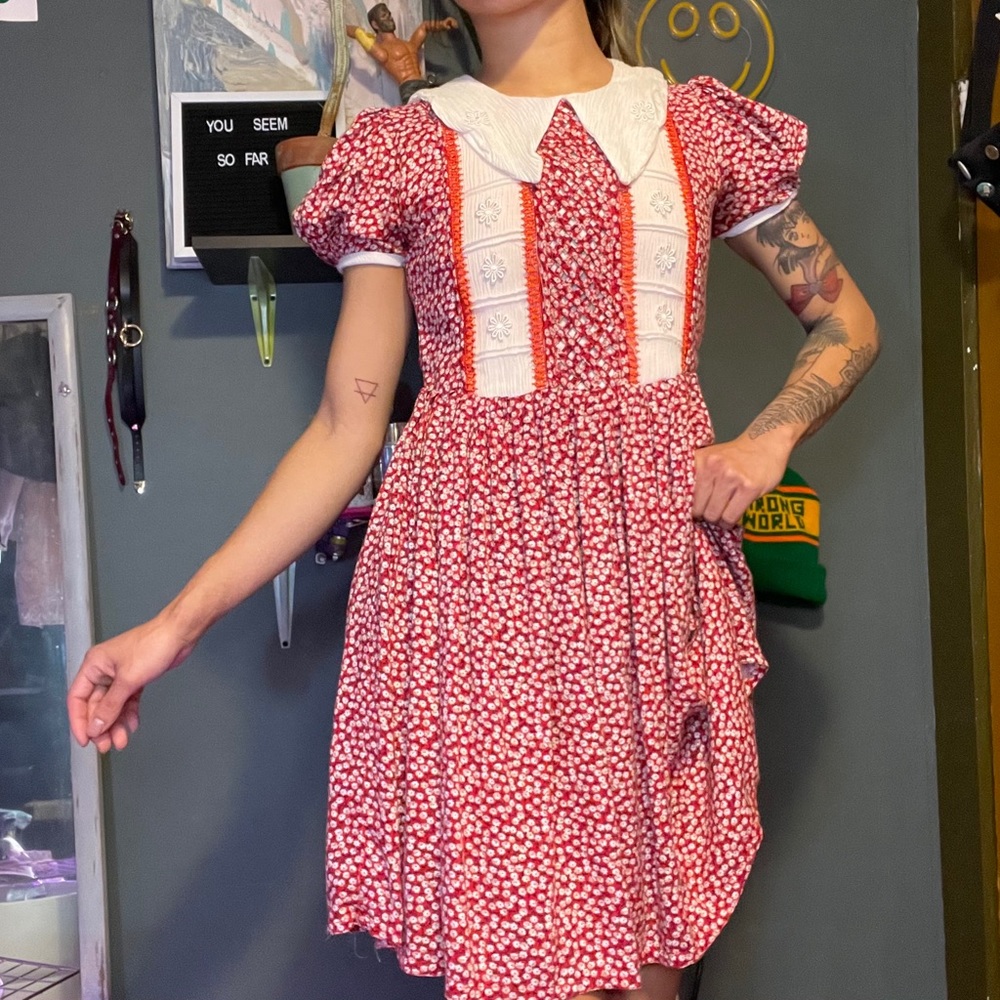 VTG red mini floral dress w/ white lapel